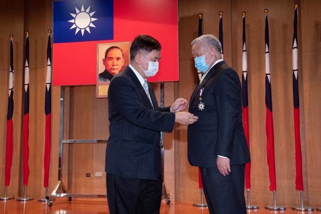 旺宏董事长吴敏求（图右）荣获内政部役政署署长龚昶仁（图左）颁授「役政专业奖章」。（图／旺宏电子提供）
