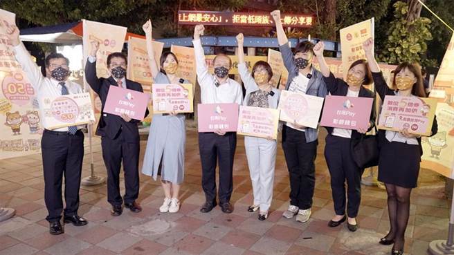 （彰化银行董总斜杠YouTuber，拍片力挺寧夏夜市摊商，右4为彰化银行董事长凌忠嫄，右5为彰化银行总经理周朝崇。 图／彰化银行提供） 