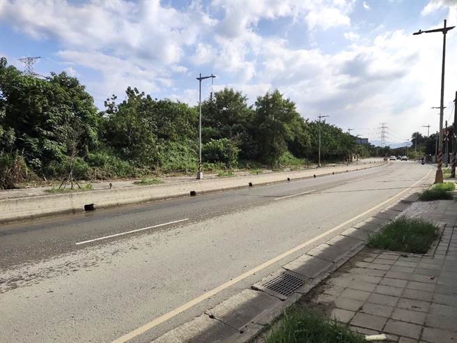 桃園市大溪瑞安路砂石場外泥水噴濺民眾抱怨，市議員陳治文邀集相關單位會勘促改善。（陳治文提供／呂筱蟬桃園傳真）