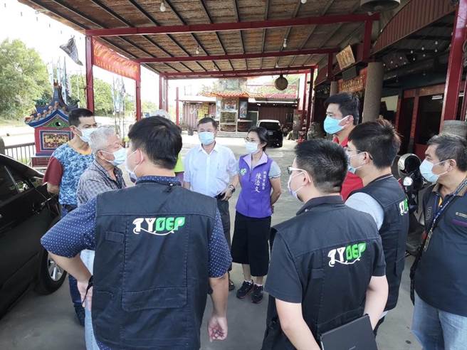 桃園市大溪瑞安路砂石場外泥水噴濺民眾抱怨，市議員陳治文邀集相關單位會勘促改善。（陳治文提供／呂筱蟬桃園傳真）