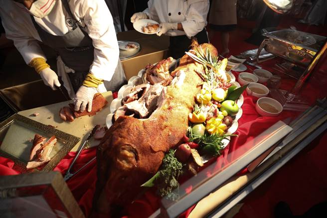 原住民香料馬告與台式胡椒鹽調味的西式烤乳豬，攤位前人潮整晚絡繹不絕。(圖／中央社)