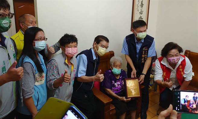 重阳节将至，大里区长郑正忠等人，日前带着1万元的重阳敬老礼金、总统府致赠的金锁片及敬老状等礼品，探望百岁人瑞陈马叶。（大里区公所提供／黄国峰台中传真）
