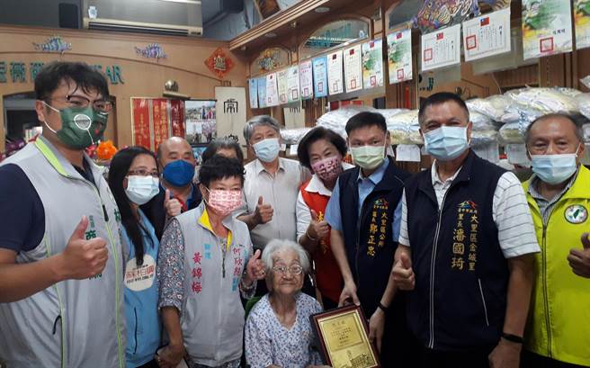 重阳节将至，大里区长郑正忠等人，日前带着1万元的重阳敬老礼金、总统府致赠的金锁片及敬老状等礼品，探望百岁人瑞林刘桂。（大里区公所提供／黄国峰台中传真）