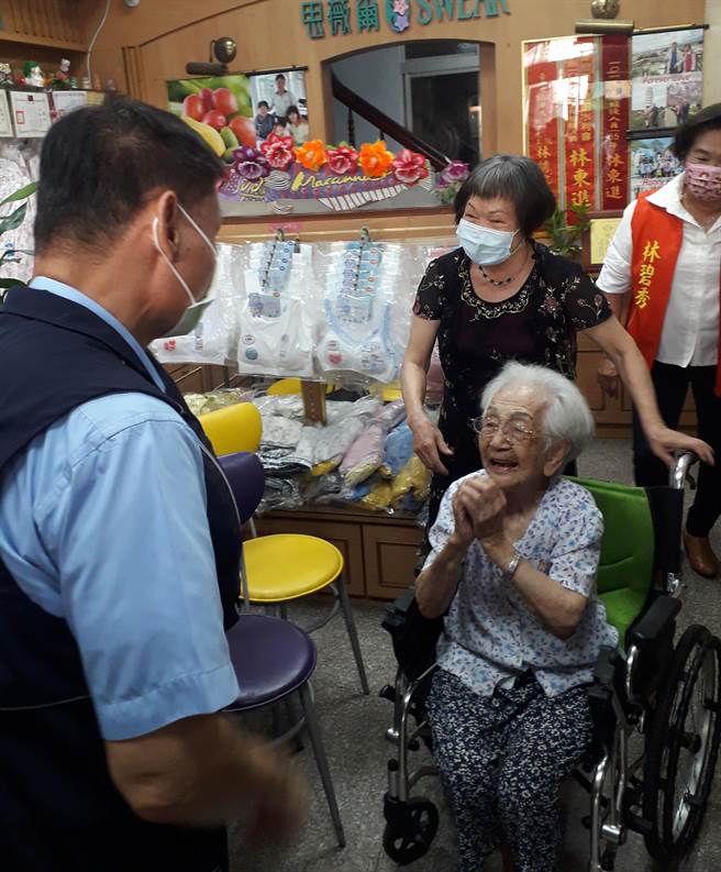 九九重阳节到来，大里区长郑正忠等人，日前探望4位百岁人瑞，祝贺重阳节快乐，看到那么多人来探望她们，阿嬷们都很高兴得笑开怀。（大里区公所提供／黄国峰台中传真）