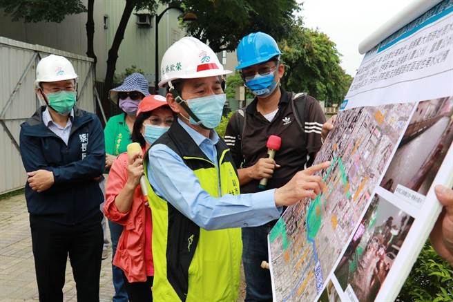 高雄市副市长林钦荣（前）视察曹公圳分洪工程。（高雄市水利局提供／林瑞益高雄传真）