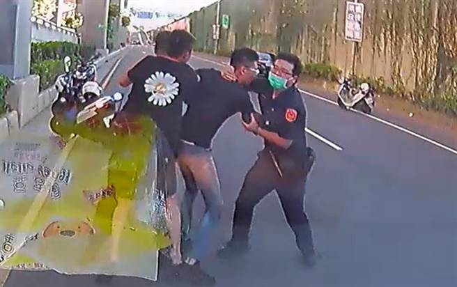 两人疑因不满消防员口气不好，竟徒手殴打警、消，更朝警员喷洒辣椒水，造成3人受伤送医。（翻摄）