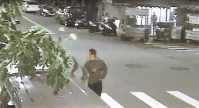 油漆工李昆霖纵火，犯后离去还回头探看火势。本报资料照片