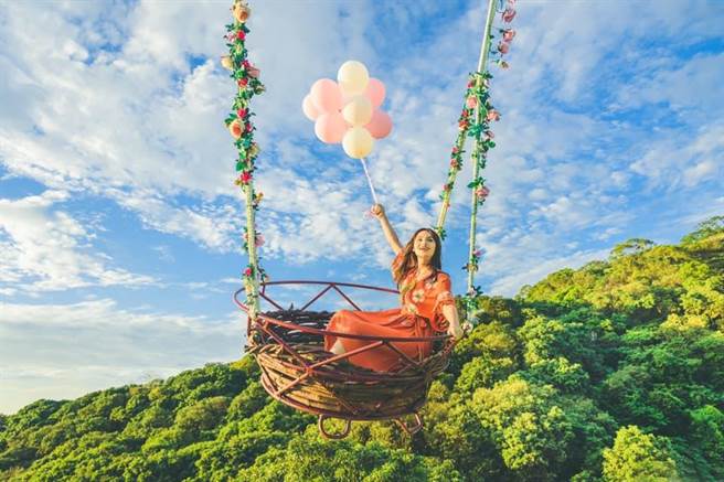 彰化员林市百果山区的高铁景观餐厅「云河星空」，主打220公尺高空秋千，中秋连假爆红后，遭民眾疯狂检举，彰化县政府表示将请员林市公所主动查报。（摘自业者脸书／谢琼云彰化传真）