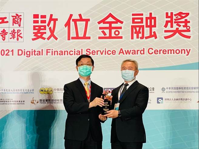 和泰產險榮獲「數位資訊安全獎」，由財團法人保險安定基金陳昌正總經理(圖左)頒獎，和泰產險個人保險處暨發言人顏思齊(圖右)代表領獎。（圖／和泰產險提供）
