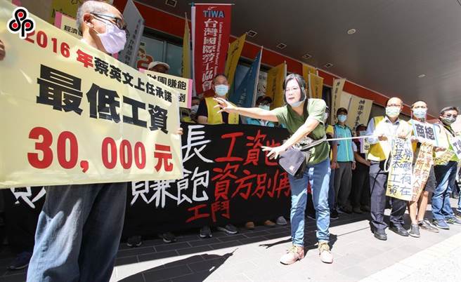 工斗7日前往商业总会、工业总会门口，举行「基本工资要调涨记者会」，要求明年基本工资月薪及时薪应调涨8%，资方审议委员勿再挡，并演出行动剧，讽刺总统蔡英文被财团牵着走。(陈俊吉摄)