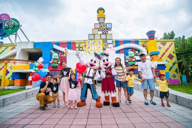 （劍湖山世界國慶連假期間，推出多項票價優惠案吸引親子客上門。圖／劍湖山提供）