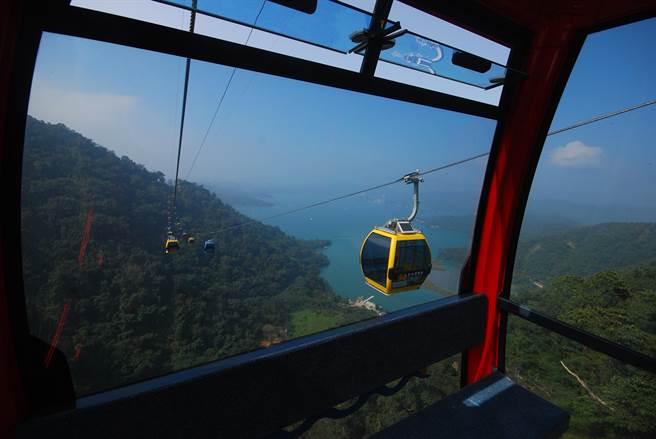 搭乘空中纜車，俯瞰日月潭美景。（九族文化村提供／廖志晃南投傳真）