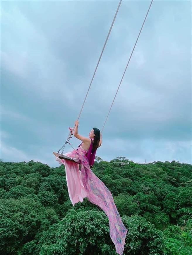 彰化员林市百果山区的高铁景观餐厅「云河星空」，主打220公尺高空秋千，在网路社群爆红，吸引不少游客前来体验当网帅、网美。（摘自脸书／谢琼云彰化传真）
