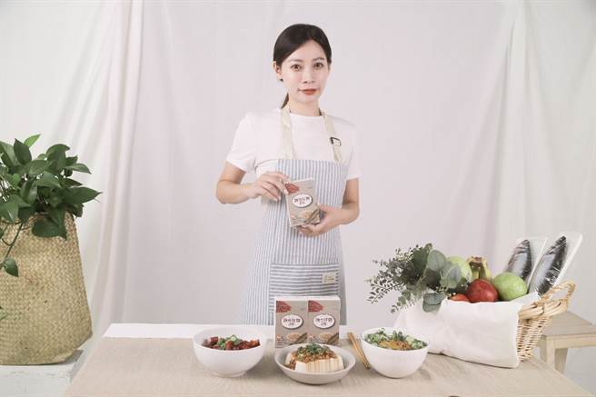 网红依静推荐纳豆拌饭、纳豆凉拌豆腐等养生料理，若没时间制作料理的民眾，也很推荐直接补充超级站纳豆红麴胶囊。(超级站提供)