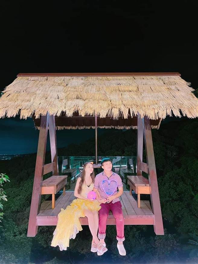 彰化员林市百果山区的高铁景观餐厅「云河星空」，主打220公尺高空秋千，在网路社群爆红，吸引不少游客前来体验当网帅、网美。（摘自脸书／谢琼云彰化传真）
