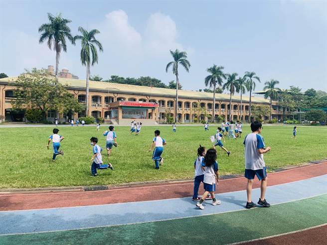 校园操场整建，南投县有43校列入优先名单。（廖志晃摄）