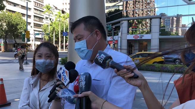 台北市計程車駕駛員職業工會分會長鄭慶裕表示，計程車駕駛屬於高風險職業，盼政府盡速協助施打第2劑疫苗。（陳祐誠攝）