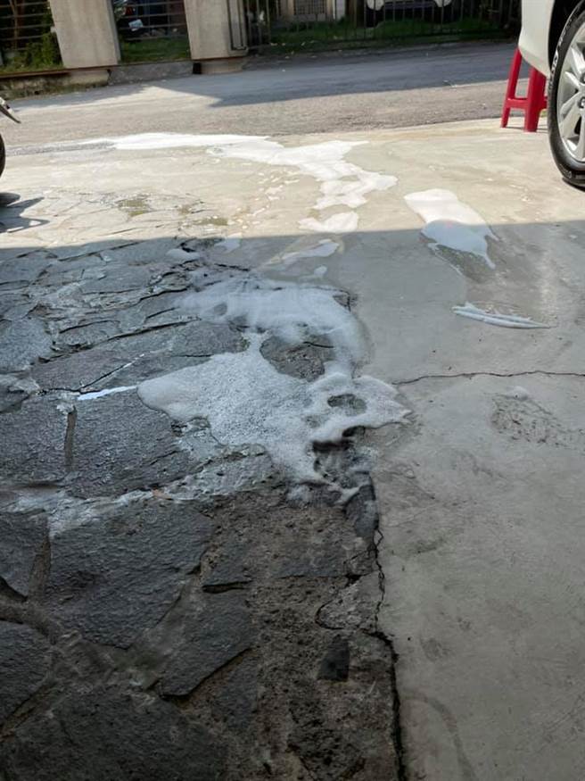 一位女网友看到1楼地板渗出一大片白色泡泡，好奇询问原因，内行一看便告知要尽快处理。(摘自爆系知识家)