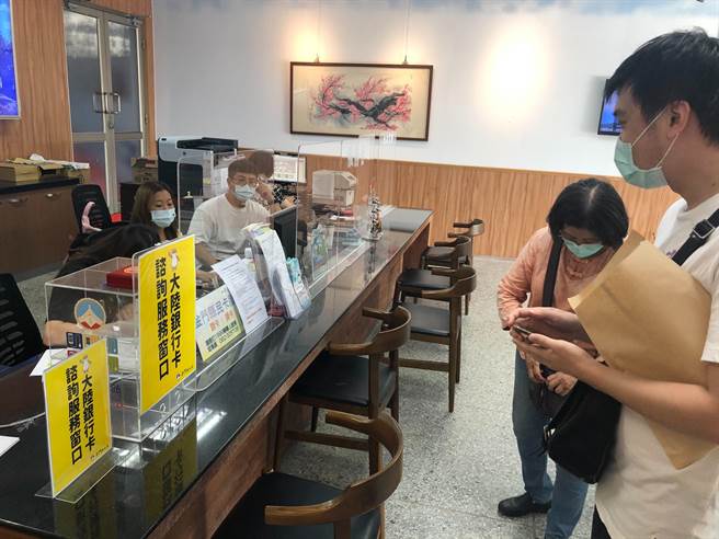 金门县府成立专责谘询服务窗口，协助乡亲处理厦门银行卡问题。（金门县府观光处提供）