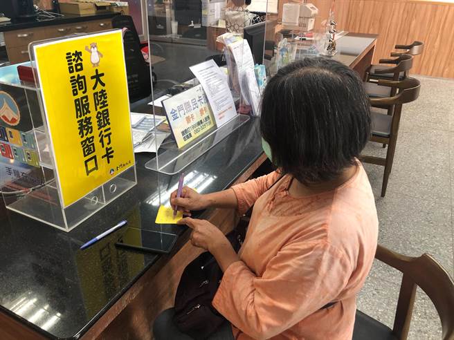 金门县府专责谘询服务窗口正在测试连线中，将自10／12起正式运作。（金门县府观光处提供）