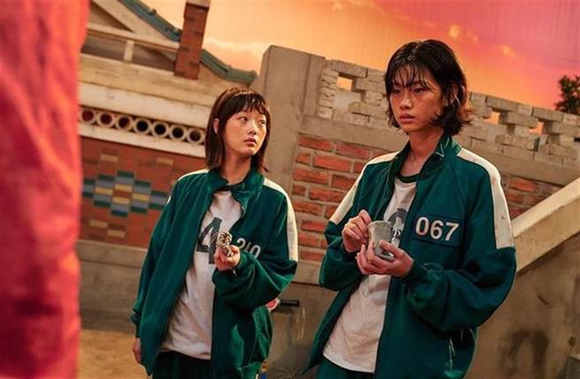 南韩女星郑浩妍（图右）在韩剧《鱿鱼游戏》中表现亮眼。(图/ 摘自郑浩妍IG)