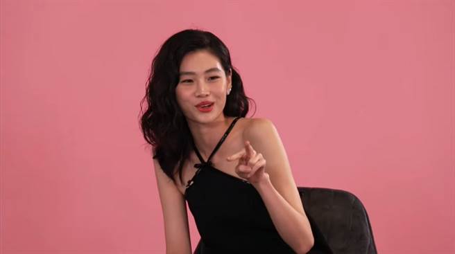 郑浩妍和主持人吉米法伦用英文对答如流，流利的英语实力让网友超惊喜。(图/ 摘自YouTube影片)