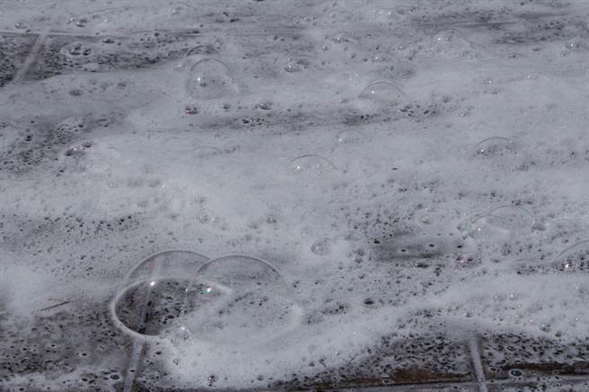 楼上邻居在洗衣服，但1楼地板却不断冒出泡泡，你也有过类似经验吗？过来人警告，遇到这种情情最好尽快处理。(示意图/Shutterstock)
