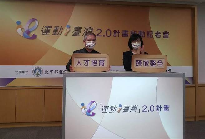 教育部參事葉丁鵬（左）表示，國民參與運動的比例自95年的76.9%起逐漸上升，至109年達到82.8%。（體育署提供）