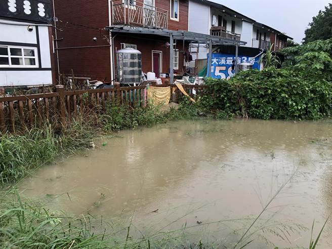 三峡原住民族文化园区滞洪池长年未清杂草丛生、恶臭难闻，每逢大雨即接近满水位，原民局承诺将在12日进场施工改善。（杨春妹提供）