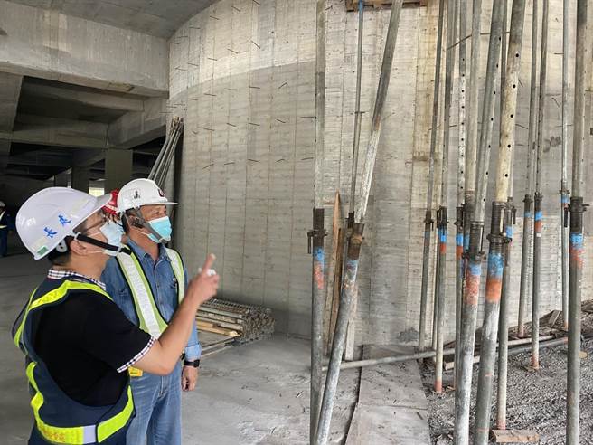 高市勞工局勞檢處人員在營建工地檢視工地安全作為。（高市勞工局提供／石秀華高雄傳真）