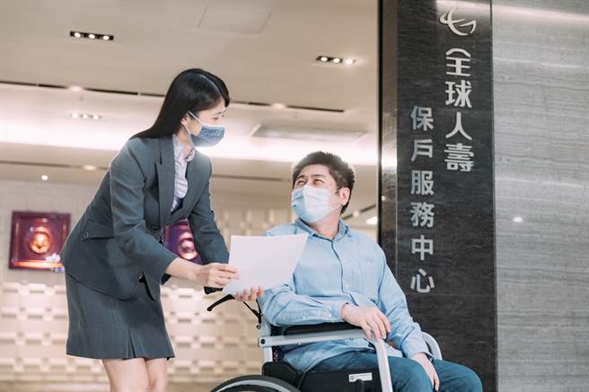 全球人寿为减少数位落差现象，临柜服务人员积极向保户推广与宣导数位化服务使用方法。（图/全球人寿提供）