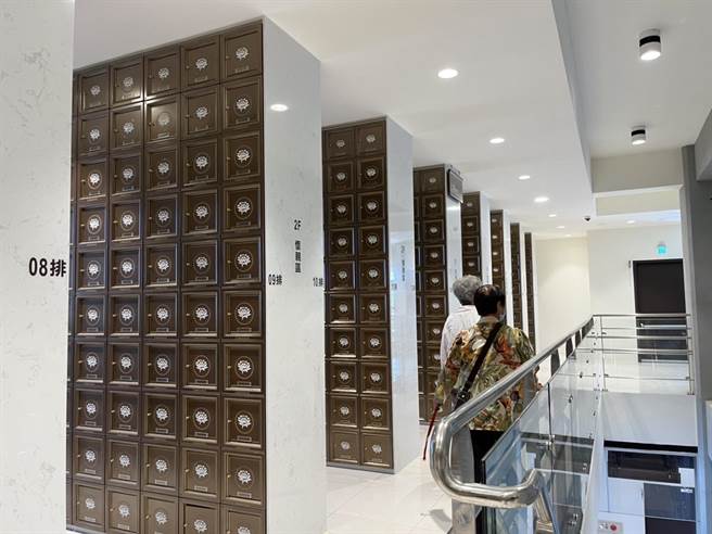 桃园八德生命纪念馆7日落成启用，12至15日开放民眾现场看位、18至25日开放现场排队及订位。每天限定350个名额，25日后可办理入塔。 。（陈梦茹摄影）