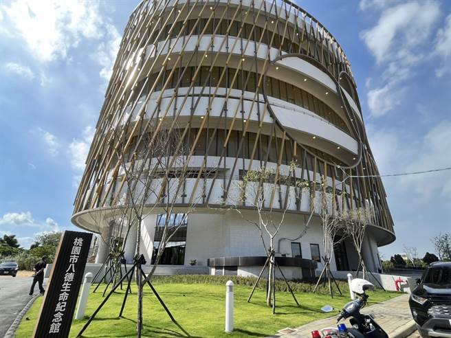 桃园八德生命纪念馆以绿建筑为建置理念，开放式空间引进自然採光，外观设计採佛教莲花座的椭圆形造型，设计新颖让民眾较能接受 。（陈梦茹摄影）