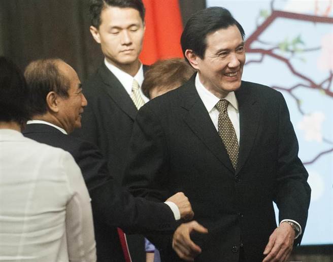 2015年时任总统的马英九（右）出席庆祝104年国际妇女节联谊茶会，礼貌性的跟当时担任立法院长的王金平（左）握手致意。（资料照，郑任南摄）