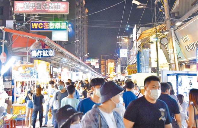 經濟部7日也宣布加碼，不限名額，只要是在10月29日前綁定數位五倍券的民眾，都可獲得500元的好食券。圖為台中逢甲夜市。（資料照片）