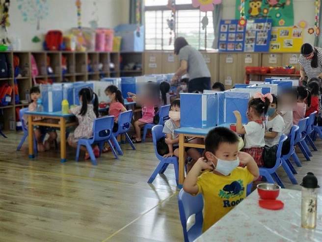 校园将比照餐饮业松绑规定，学生用餐不用隔板跟1.5公尺距离。(本报资料照)