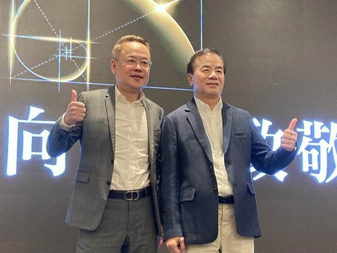 高雄代销龙头上扬国际首度进军北台湾，将销售三本建设小桧溪150新案。图左为上扬国际董事长林聪麟、右为三本建设董事长王燕鸿。（图／郭及天）
