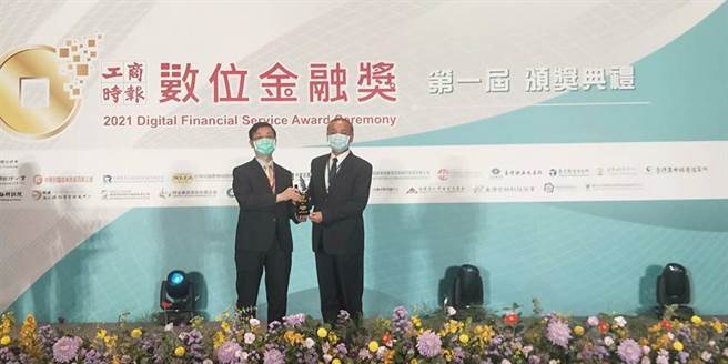 圖左安定基金總經理陳昌正，圖右新安東京海上產險副總經理呂文泉。（圖＼新安東京海上產險提供）
