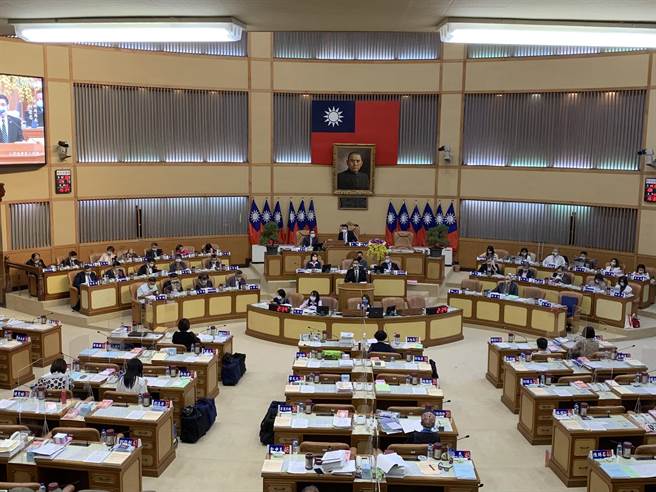 新北里邻编组自治条例二读 明年选举无法适用。（叶德正摄）