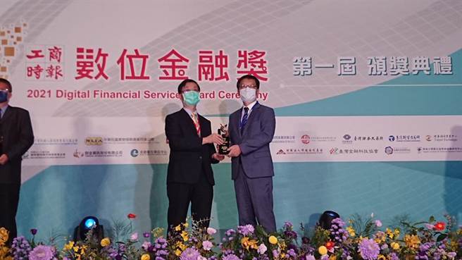 保险安定基金总经理陈昌正(图左)，新光产险副总经理叶日进(图右)。（图＼新光产险提供）
