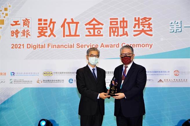 台新銀行數位金融品牌Richart奪下首屆工商時報《數位金融獎》數位創新金質獎，由金管會主委黃天牧（左）頒獎，該行總經理尚瑞強代表領獎。（圖／台新銀行提供）
