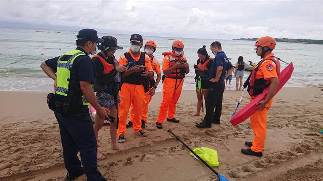 游客划SUP体力不支，从南湾漂到后壁湖近1小时平安获救。(民眾提供／谢佳潾屏东传真)