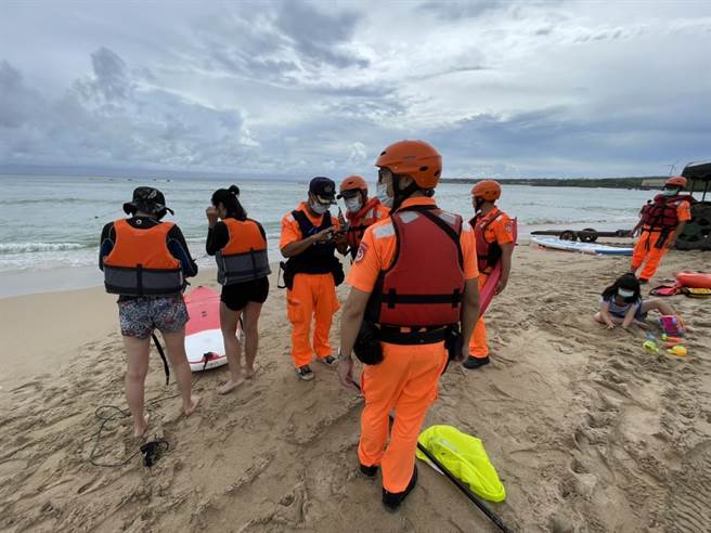 游客划SUP体力不支，从南湾漂到后壁湖近1小时平安获救。(民眾提供／谢佳潾屏东传真)