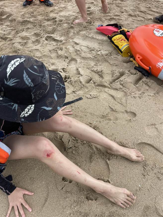 游客划SUP体力不支，从南湾漂到后壁湖近1小时平安获救。(民眾提供／谢佳潾屏东传真)