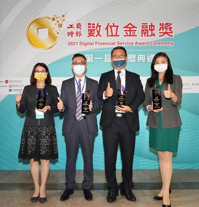 （中信金控勇奪首屆「2021數位金融獎」12項大獎，銀行、人壽、證券成績亮眼。中信金控技術長賈景光資深副總經理(右二)、中信銀行數位平臺經營處處長何慶媛副總經理(右一)、台灣人壽營運規劃處處長楊欣枬副總經理(左一)與中信證券總經理林明杉(左二)出席頒獎典禮。／中信金控提供）
