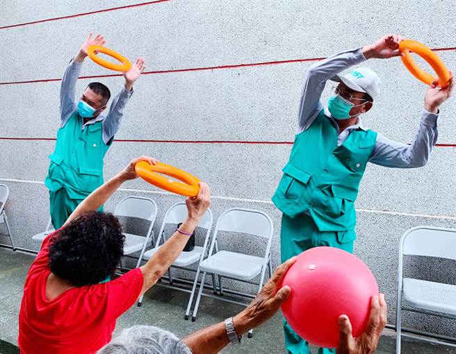 平日穿梭大街小巷送信的邮差伯伯也化身体育老师，陪阿公、阿嬷做乐龄健康操，在重阳节前夕共度一段欢乐时光。（吕妍庭摄）