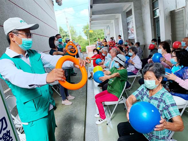 平日穿梭大街小巷送信的邮差伯伯也化身体育老师，陪阿公、阿嬷做乐龄健康操，在重阳节前夕共度一段欢乐时光。（吕妍庭摄）