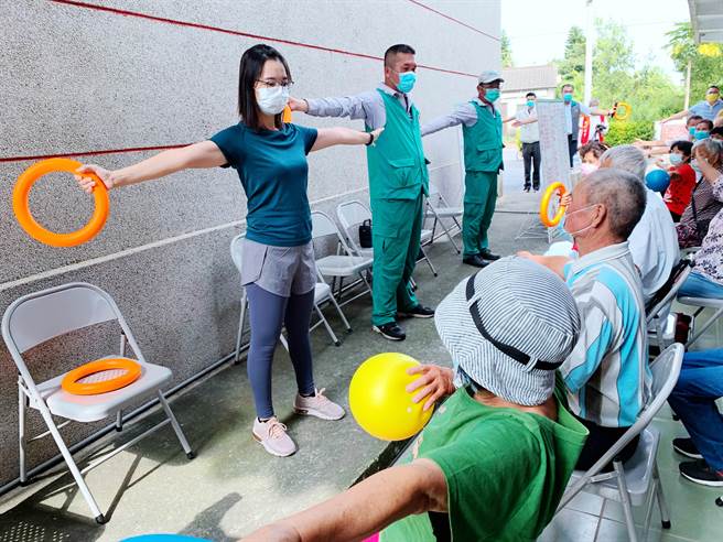 平日穿梭大街小巷送信的邮差伯伯也化身体育老师，陪阿公、阿嬷做乐龄健康操，在重阳节前夕共度一段欢乐时光。（吕妍庭摄）