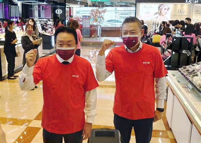 新光三越董事长村上英之（左）、副董事长兼总经理吴昕阳（右）今穿新光三越周年庆T恤，跟员工一起打拚业绩。（石智中摄）