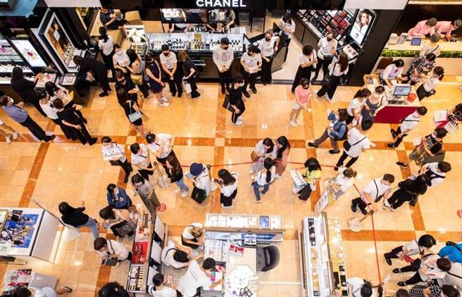 新光三越台北南西店今周庆首日，拉红龙控管人流，强调「有秩序的集客」。（石智中摄）